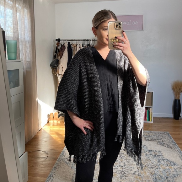 American Eagle Outfitters Gray Fringe Cardigan - Picture 2 of 2